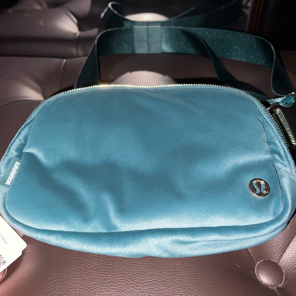 Lululemon Everywhere belt bag Velour